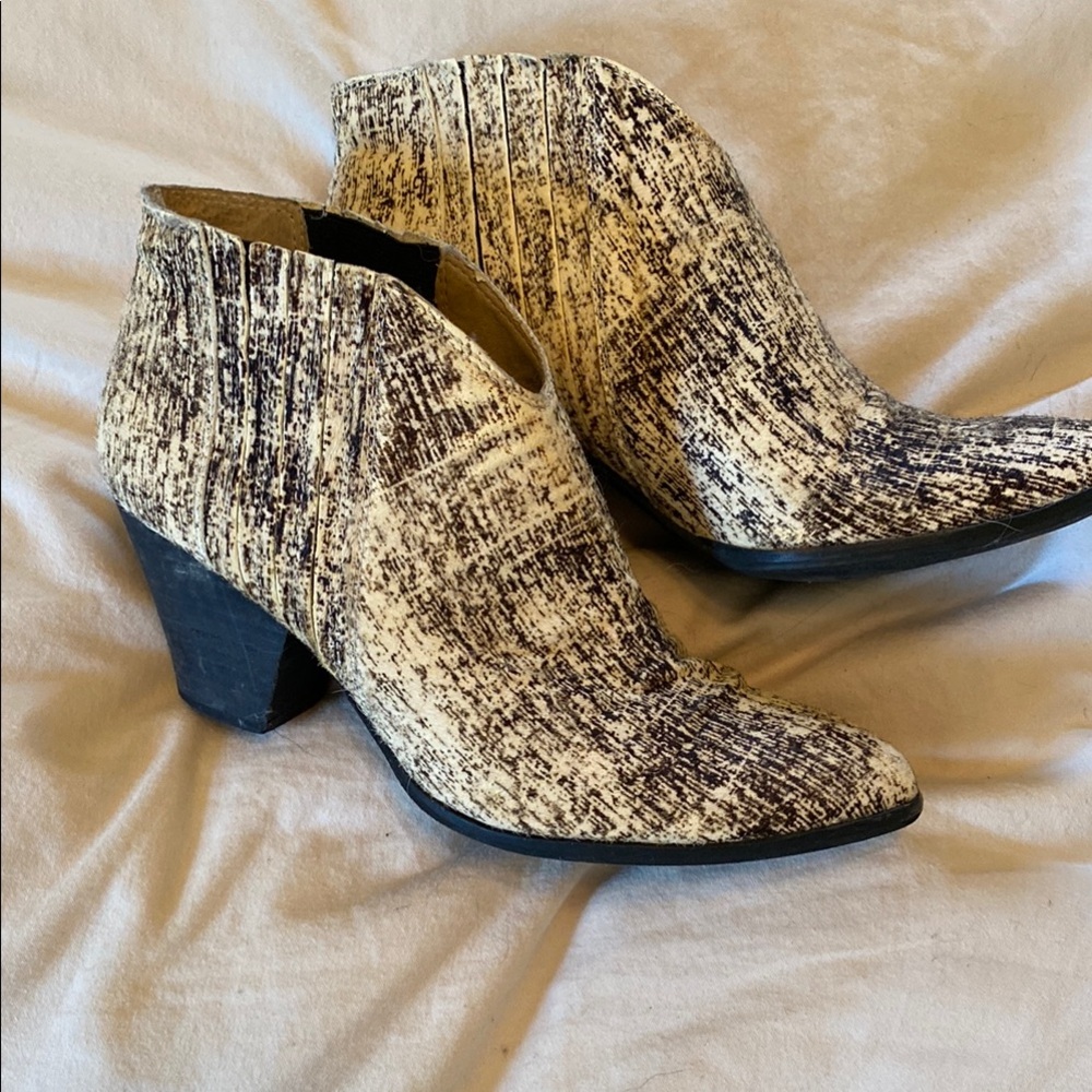 Stylish Women's Ankle Boots in Black and Cream